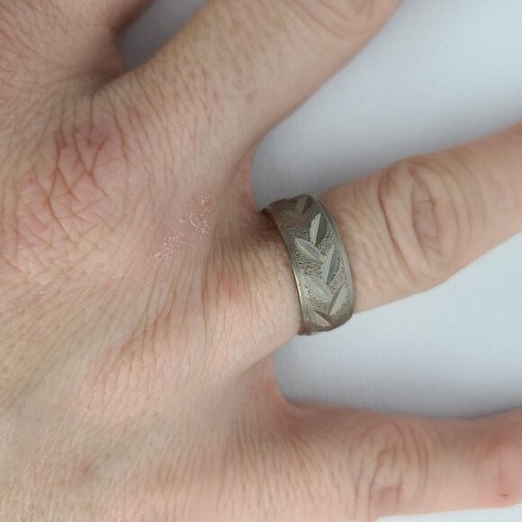 Vintage japan silver tone etched ring size 8 - Picture 1 of 6